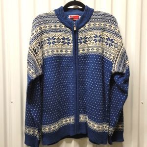Knitwear super cozy tight knit snowflake sweater. Full Zip. L